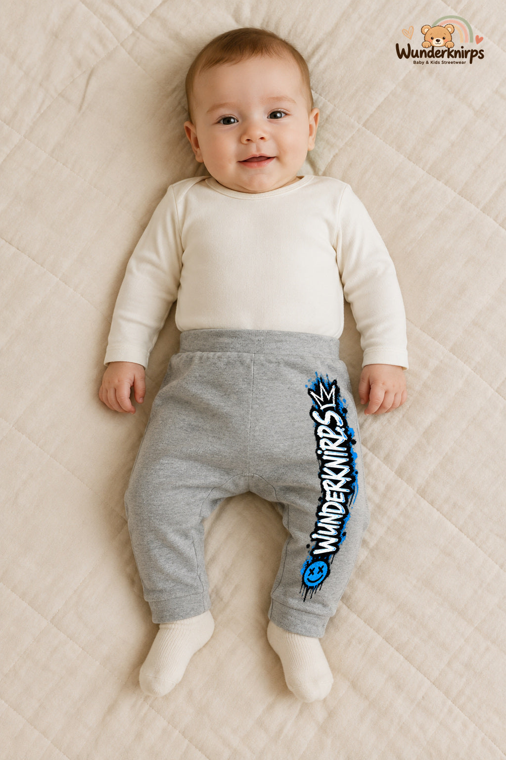 Wunderknirps Statement: Wunderknirps für kleine Entdecker – Babyhose für Jungen: Grau meliert mit Wunderknirps-Druck am Hosenbein – Wunderknirps.