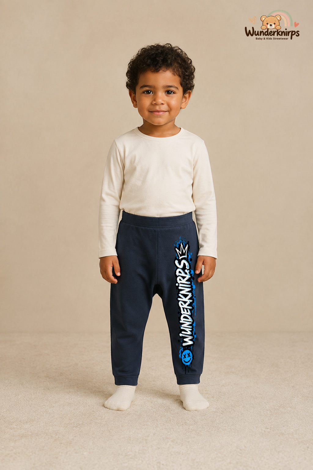 Wunderknirps Statement: Wunderknirps für kleine Entdecker – Babyhose für Jungen: Navy mit Wunderknirps-Druck am Hosenbein – Wunderknirps.