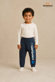 Wunderknirps Statement: Wunderknirps für kleine Entdecker – Babyhose für Jungen: Navy mit Wunderknirps-Druck am Hosenbein – Wunderknirps.