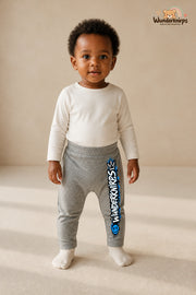 Wunderknirps Statement – Wunderknirps mit Persönlichkeit – Babyhose für Mädchen: Grau meliert mit Wunderknirps-Druck am Hosenbein – Wunderknirps.