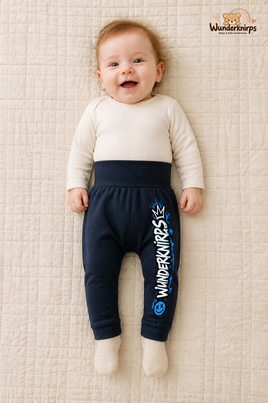 Wunderknirps Statement – Wunderknirps mit Persönlichkeit – Babyhose für Mädchen: Navy mit Wunderknirps-Druck am Hosenbein – Wunderknirps.