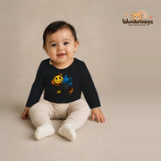 Babybody für Mädchen in Schwarz mit Motiv „Zu klein für Regeln“, getragen von einem Kind – Wunderknirps.