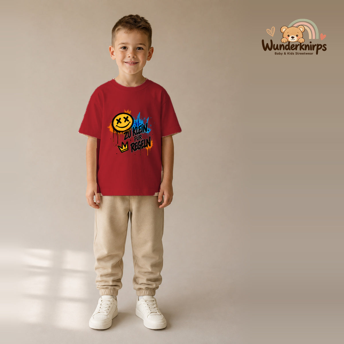 T-Shirt für Jungen in Rot mit Motiv „Zu klein für Regeln“, getragen von einem Kind – Wunderknirps.