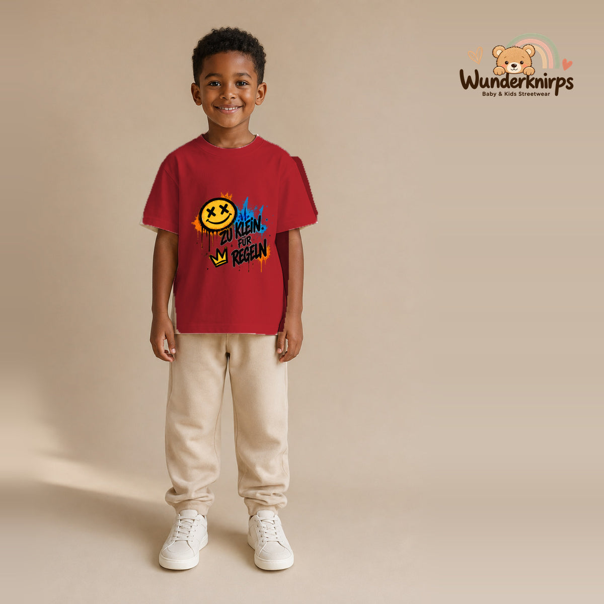T-Shirt für Jungen in Rot mit Motiv „Zu klein für Regeln“, getragen von einem Kind – Wunderknirps.