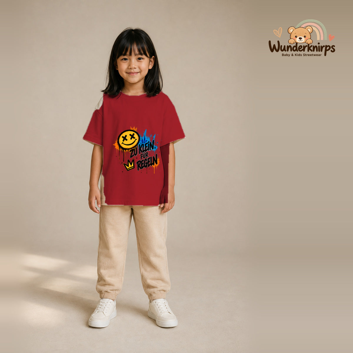 T-Shirt für Mädchen in Rot mit Motiv „Zu klein für Regeln“, getragen von einem Kind – Wunderknirps.