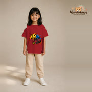 T-Shirt für Mädchen in Rot mit Motiv „Zu klein für Regeln“, getragen von einem Kind – Wunderknirps.