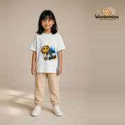T-Shirt für Mädchen in Weiß mit Motiv „Zu klein für Regeln“, getragen von einem Kind – Wunderknirps.