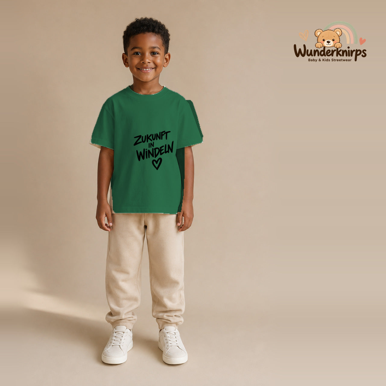 T-Shirt für Jungen in Grün mit Motiv „Zukunft in Windeln“, getragen von einem Kind – Wunderknirps.