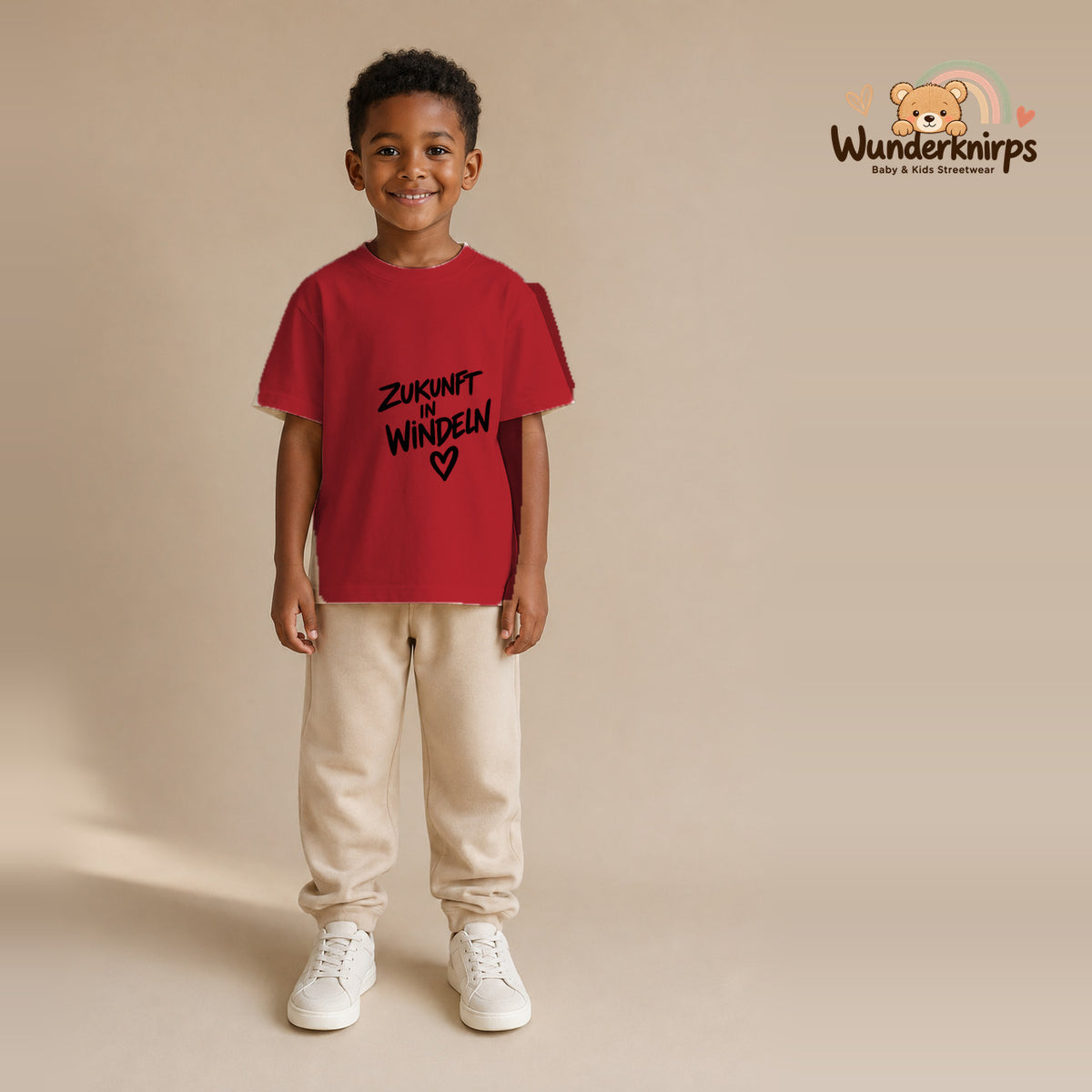 T-Shirt für Jungen in Rot mit Motiv „Zukunft in Windeln“, getragen von einem Kind – Wunderknirps.