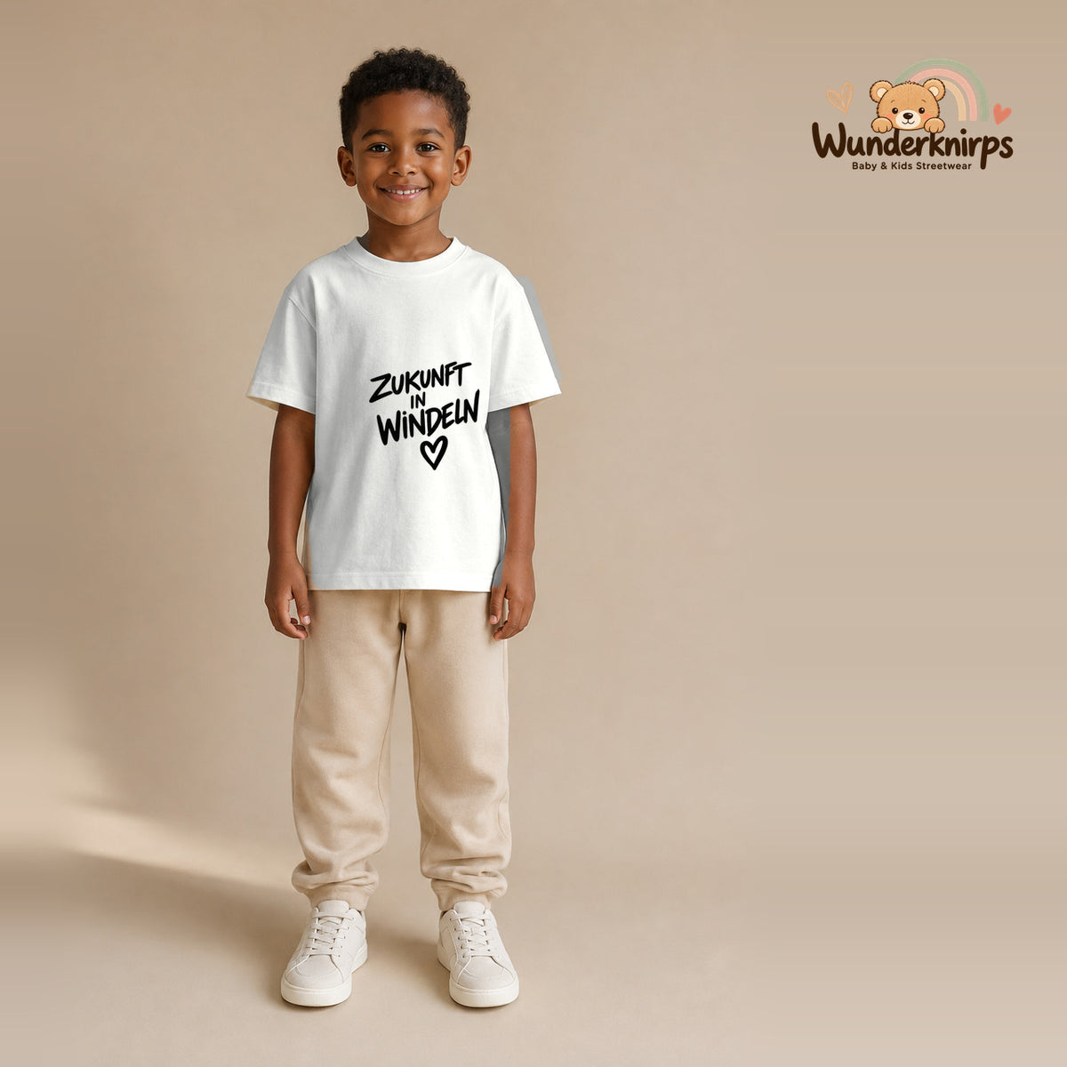 T-Shirt für Jungen in Weiß mit Motiv „Zukunft in Windeln“, getragen von einem Kind – Wunderknirps.