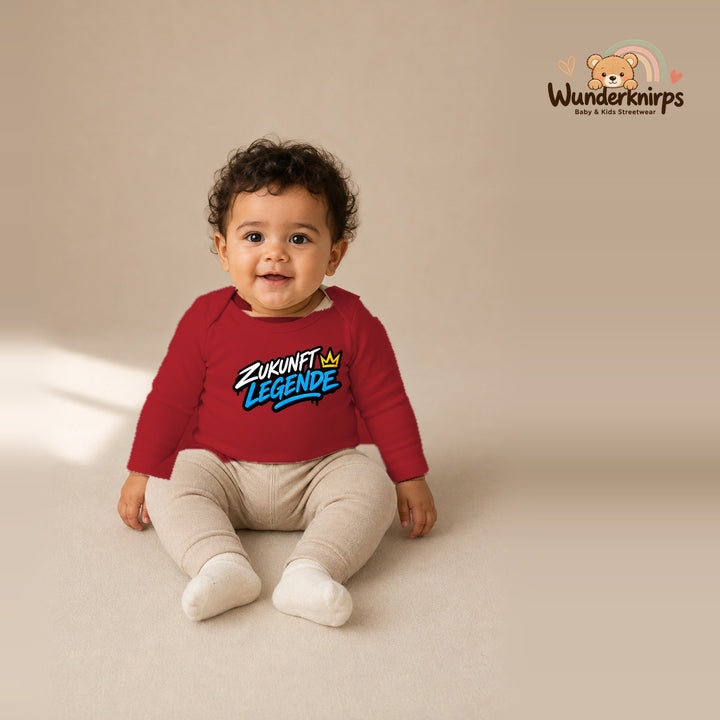 Babybody für Jungen in Rot mit Motiv „Zukunft Legende“, getragen von einem Kind – Wunderknirps.