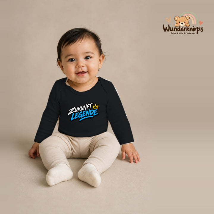 Babybody für Mädchen in Schwarz mit Motiv „Zukunft Legende“, getragen von einem Kind – Wunderknirps.
