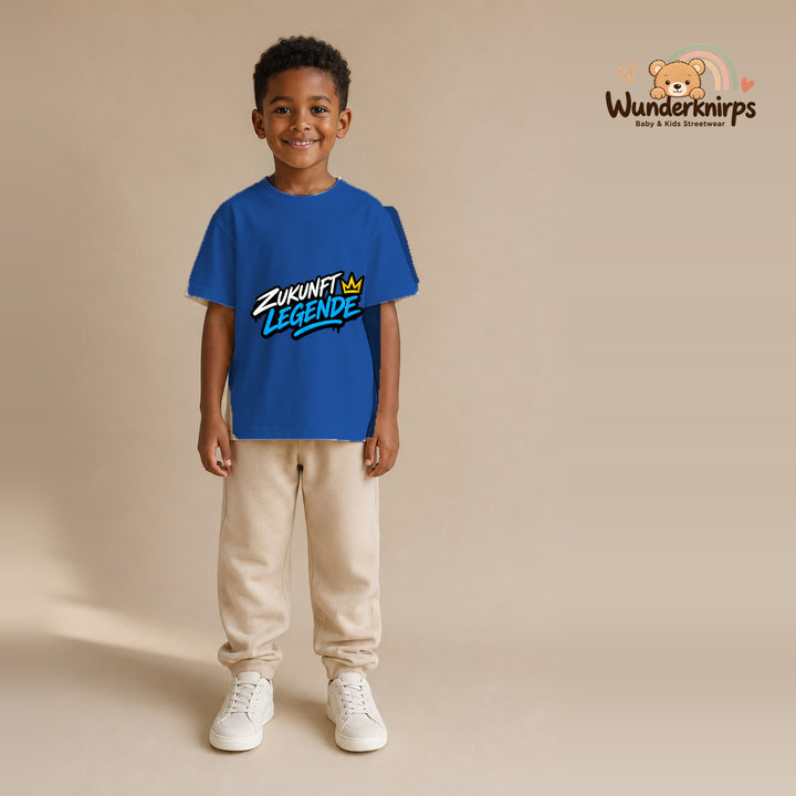 T-Shirt für Jungen in Blau mit Motiv „Zukunft Legende“, getragen von einem Kind – Wunderknirps.