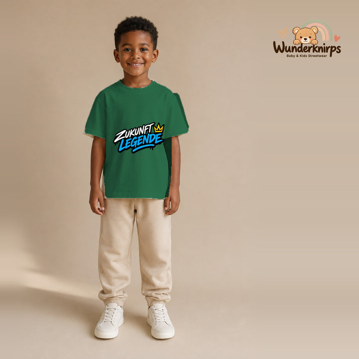 T-Shirt für Jungen in Grün mit Motiv „Zukunft Legende“, getragen von einem Kind – Wunderknirps.
