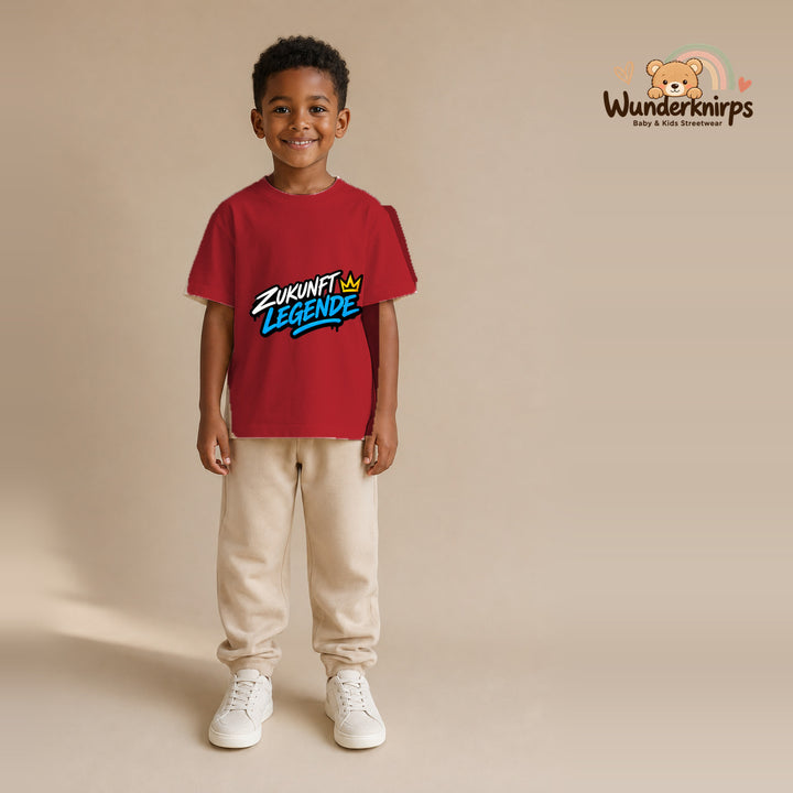T-Shirt für Jungen in Rot mit Motiv „Zukunft Legende“, getragen von einem Kind – Wunderknirps.