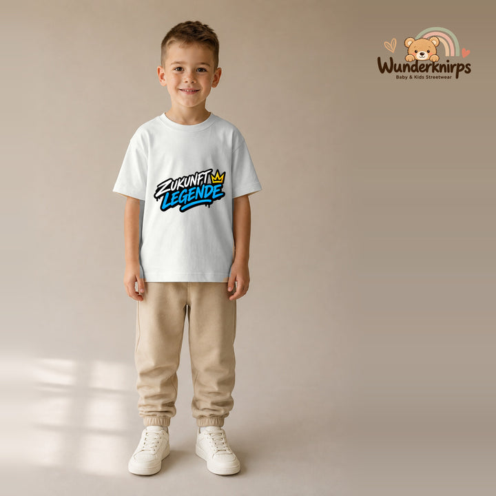 T-Shirt für Jungen in Weiß mit Motiv „Zukunft Legende“, getragen von einem Kind – Wunderknirps.