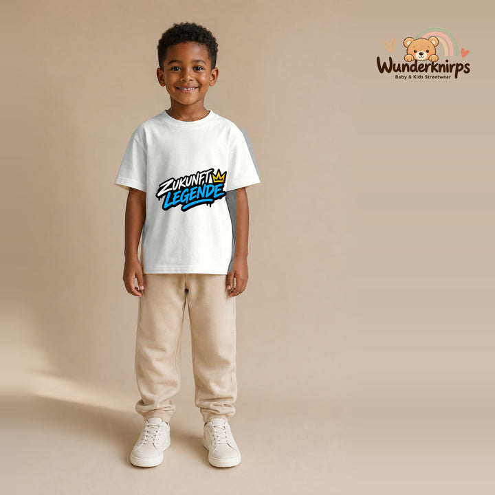 T-Shirt für Jungen in Weiß mit Motiv „Zukunft Legende“, getragen von einem Kind – Wunderknirps.